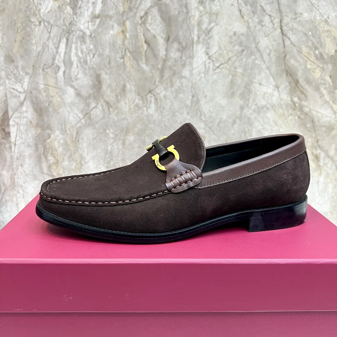 Original quality P580 Brand: Ferragamo Standard size: Men's size 38/44 (45 can be customized) Grade: Same style as the official website High-quality men's shoes Material: Customized first-layer calfskin with water-dyed cowhide lining Cowhide tiptoe Original non-slip and wear-resistant rubber outsole Style category: Men's formal business leather shoes Young and fashionable European and American trends British style Casual matching Comfortable feet Color: Actual picture